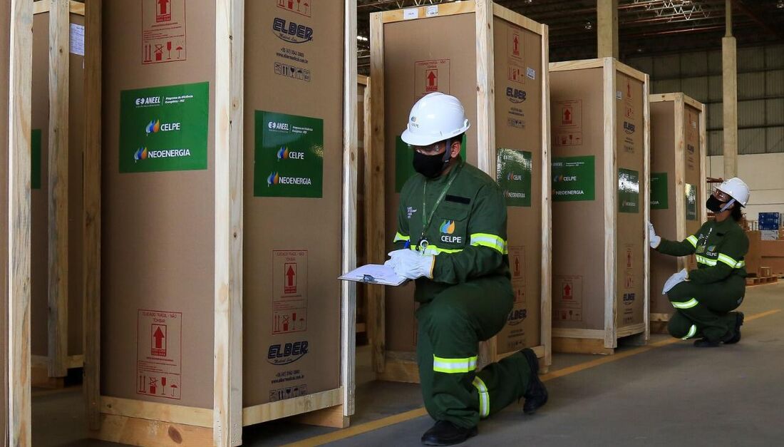 Preparação dos refrigeradores para entrega pela Celpe