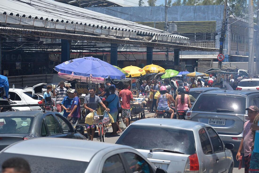 Entorno do Mercado das Mangueiras lotado