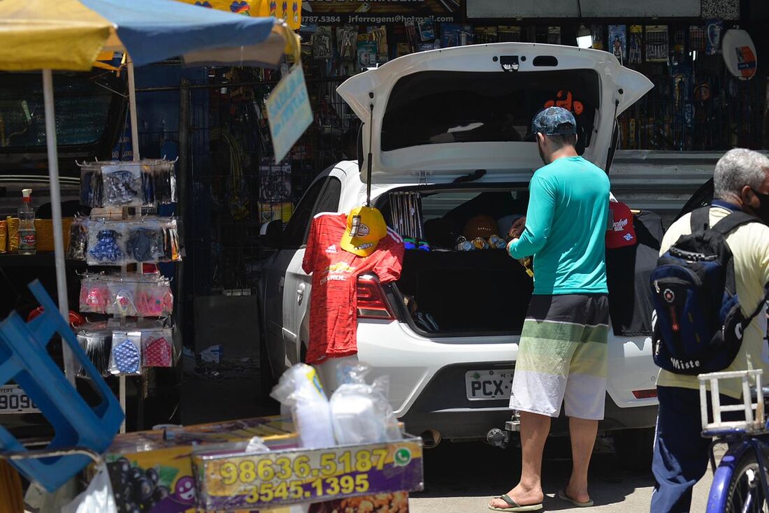 Diversos tipos de produtos sendo vendidos no entorno do Mercado das Mangueiras em Jaboatão