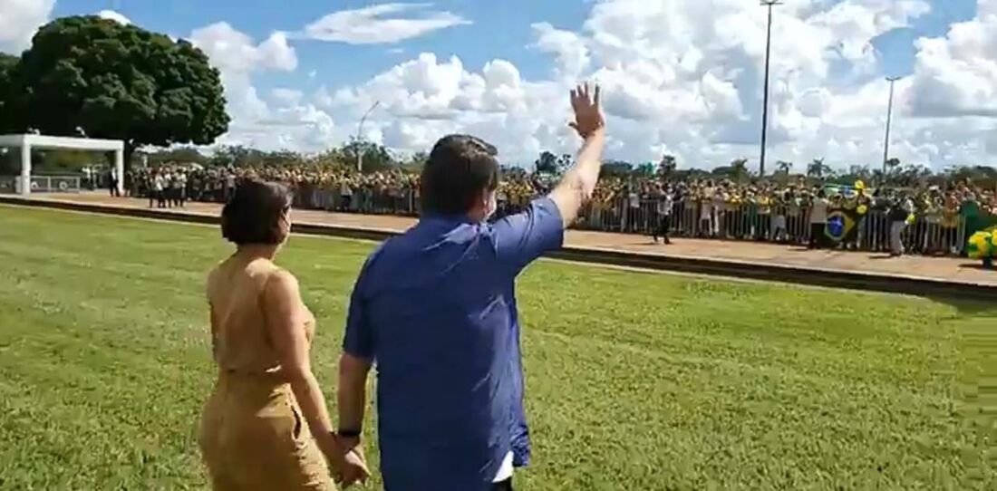 Jair Bolsonaro em multidão no Alvorada