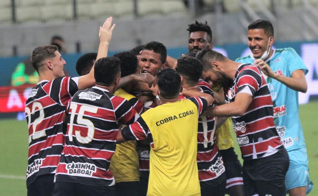 Atletas do Santa comemoram gol de Júnior Sergipano contra o Fortaleza