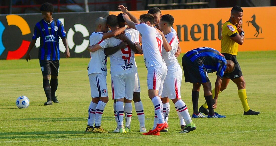 Atletas do Santa comemoram no estádio Giulite Coutinho