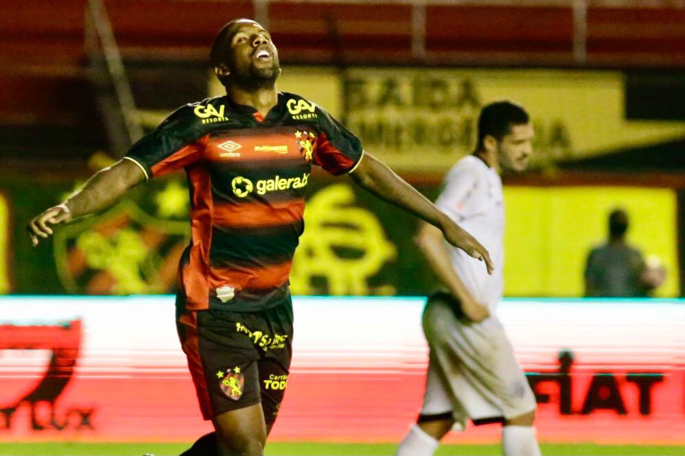 Toró marcou o segundo gol e sacramentou a vitória do Leão