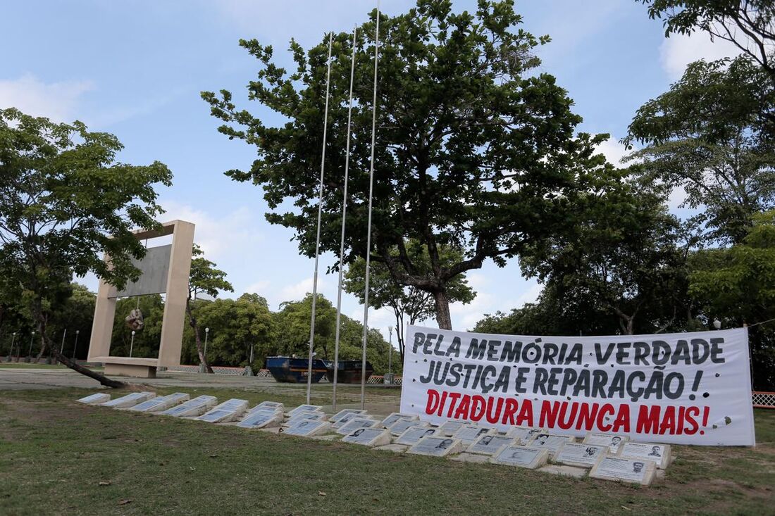 Faixa em memória no monumento Tortura Nunca mais, no dia do golpe de 1964