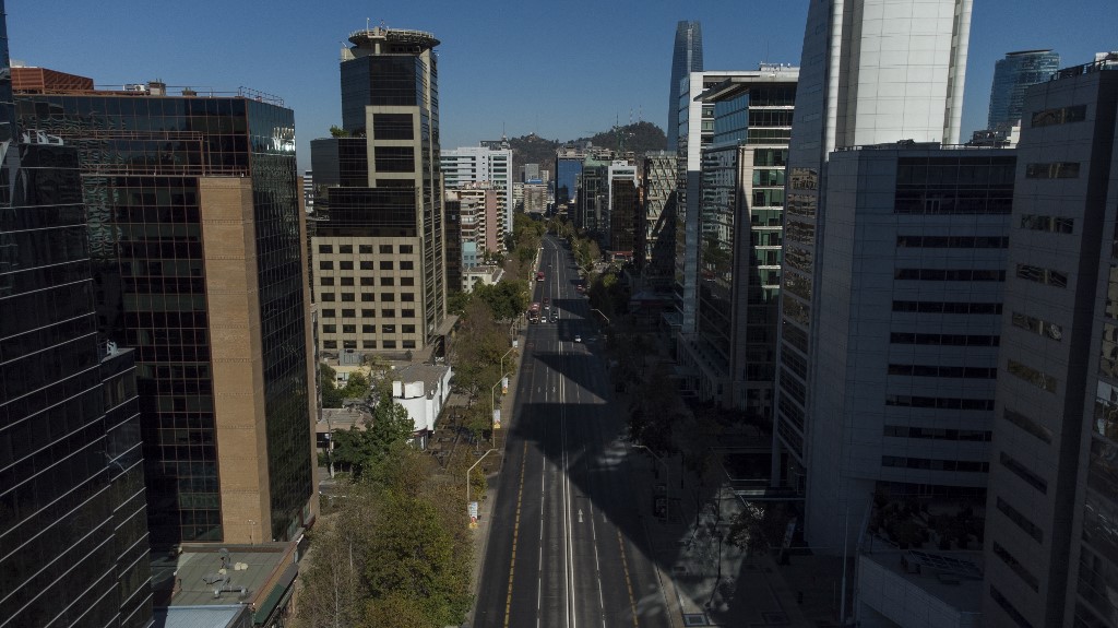 Vista aérea de Santiago, no Chile, em confinamento