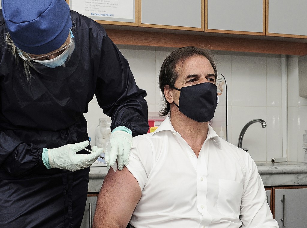 O presidente do Uruguai, Luis Lacalle, sendo inoculado com a vacina CoronaVac, desenvolvida pelo laboratório Sinovac, da China