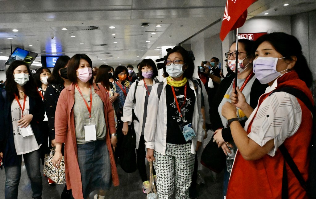 Turistas chegam ao Aeroporto de Taipei