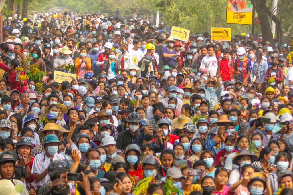 Manifestantes participando de uma manifestação contra o golpe militar em Monywa, região de Sagaing, em Myanmar