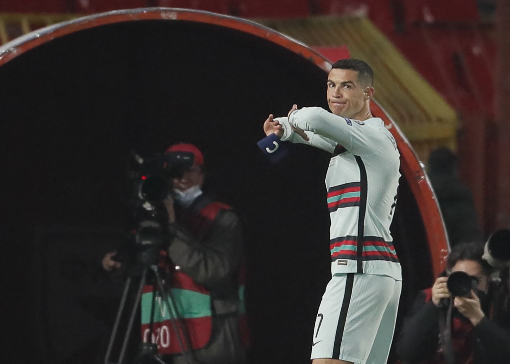 Cristiano Ronaldo se revoltou após ter gol anulado contra a Sérvia