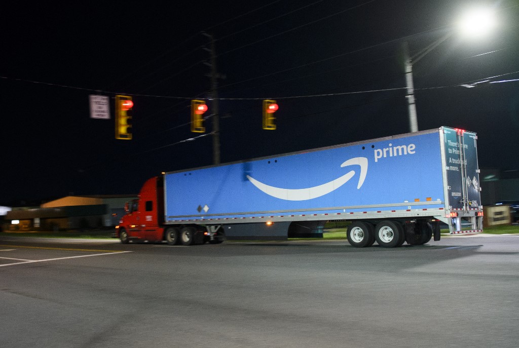 Caminhão com o logotipo da Amazon Prime passando pelo centro de atendimento da Amazon em Bessemer, Alabama, nos Estados Unidos