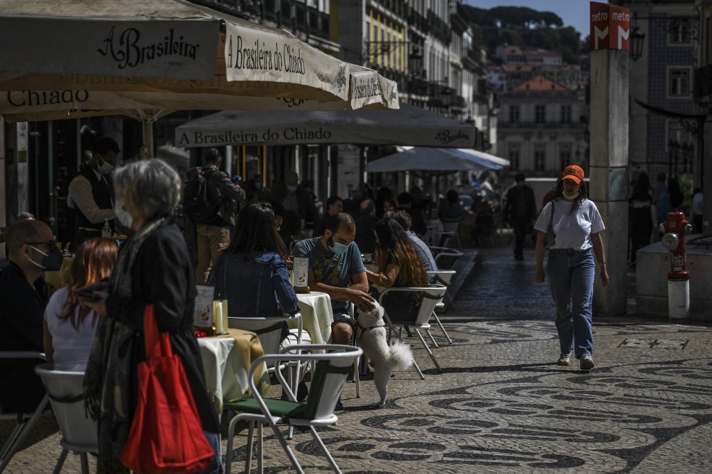 Portugal reabriu museus, esplanadas de cafés e escolas secundárias quase dois meses depois de apertar o freio Covid-19 após uma onda de casos no início deste ano