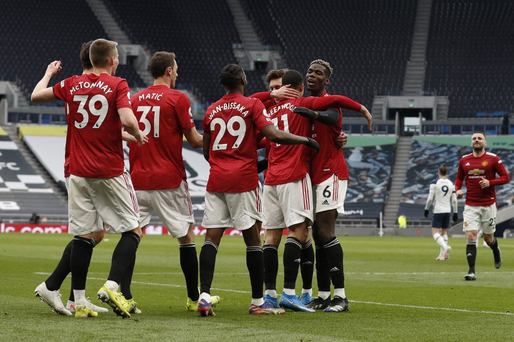 Atletas comemoram o último gol da vitória sobre o Tottenham