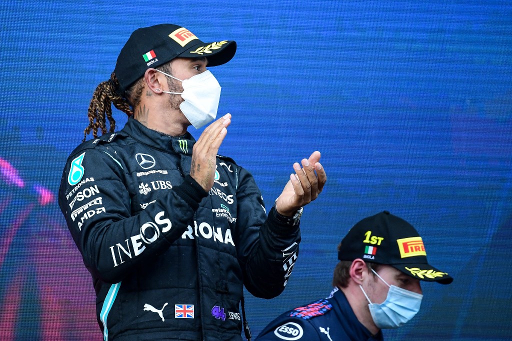 Lewis Hamilton aplaude Max Verstappen (fundo), vencedor do GP da Emília-Romagna