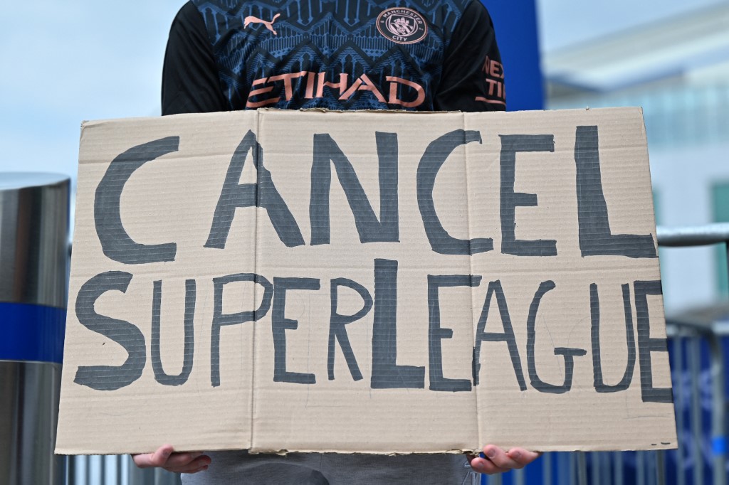 Protesto contra a Superliga na porta do estádio do Chelsea