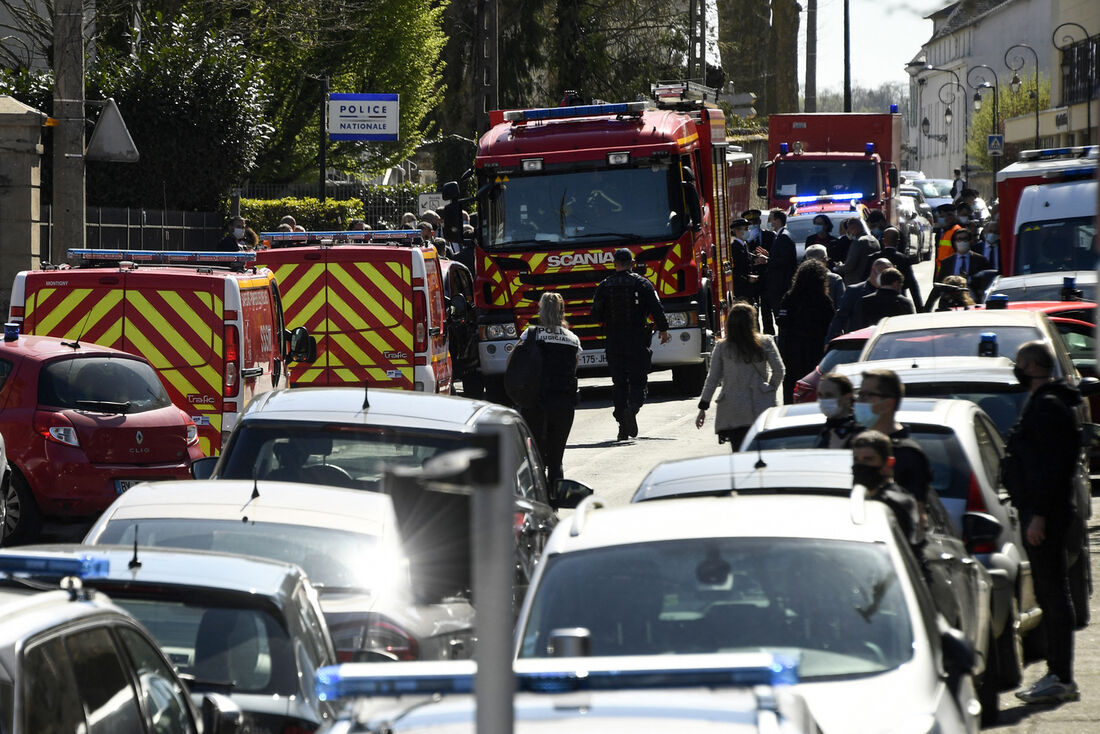 Policiais investigando assassinato de policial na França