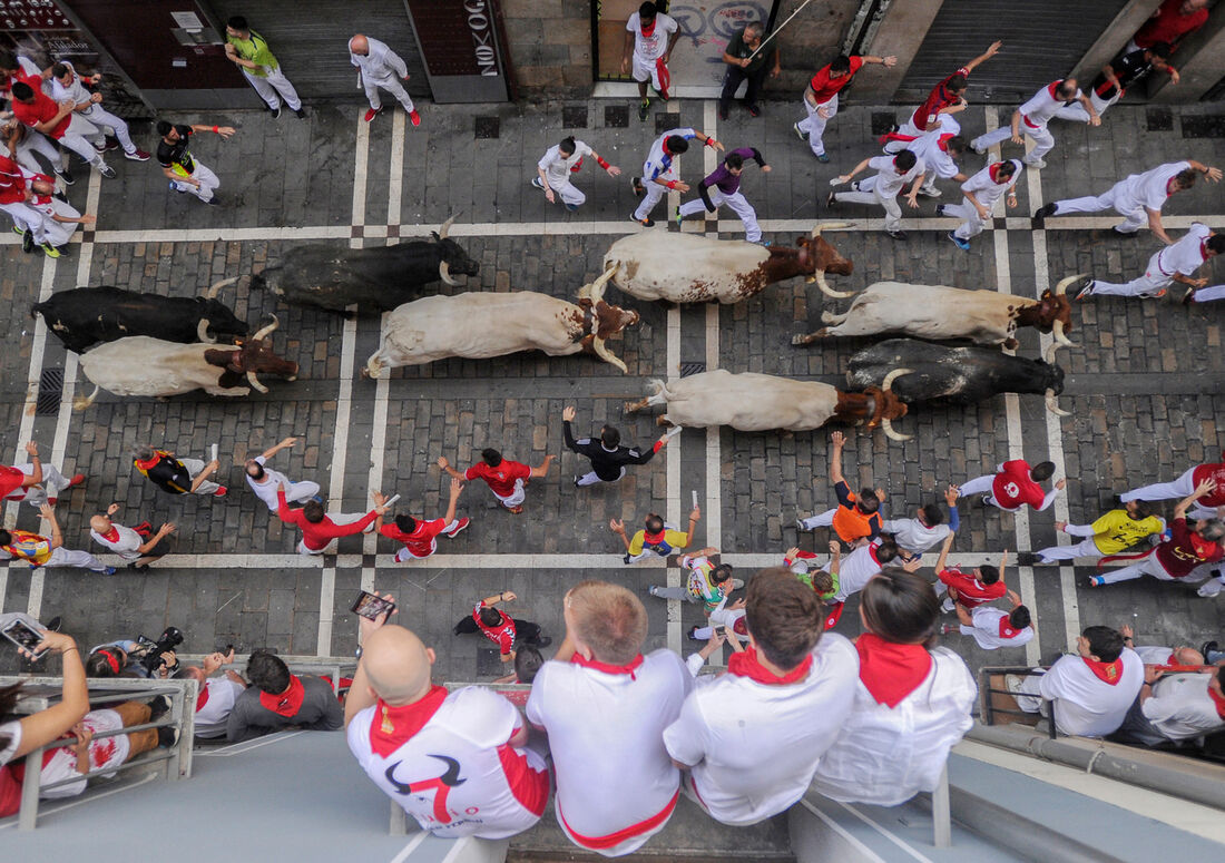 Corrida dos touros durante festa de São Firmino, na Espanha