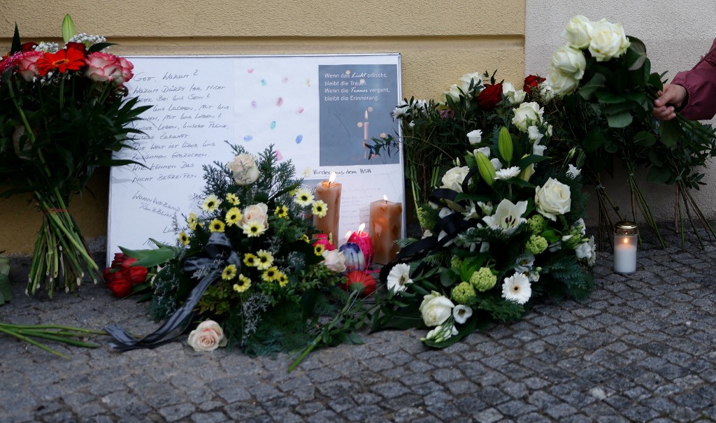 Após o massacre, pessoas mandam flores no hospital de Postdam