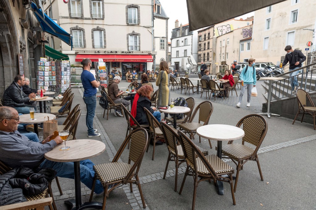 Restaurante funcionando na França, em outubro de 2020