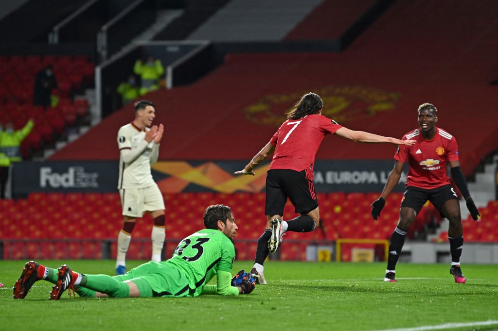 Cavani corre para comemorar um de seus gols contra a Roma