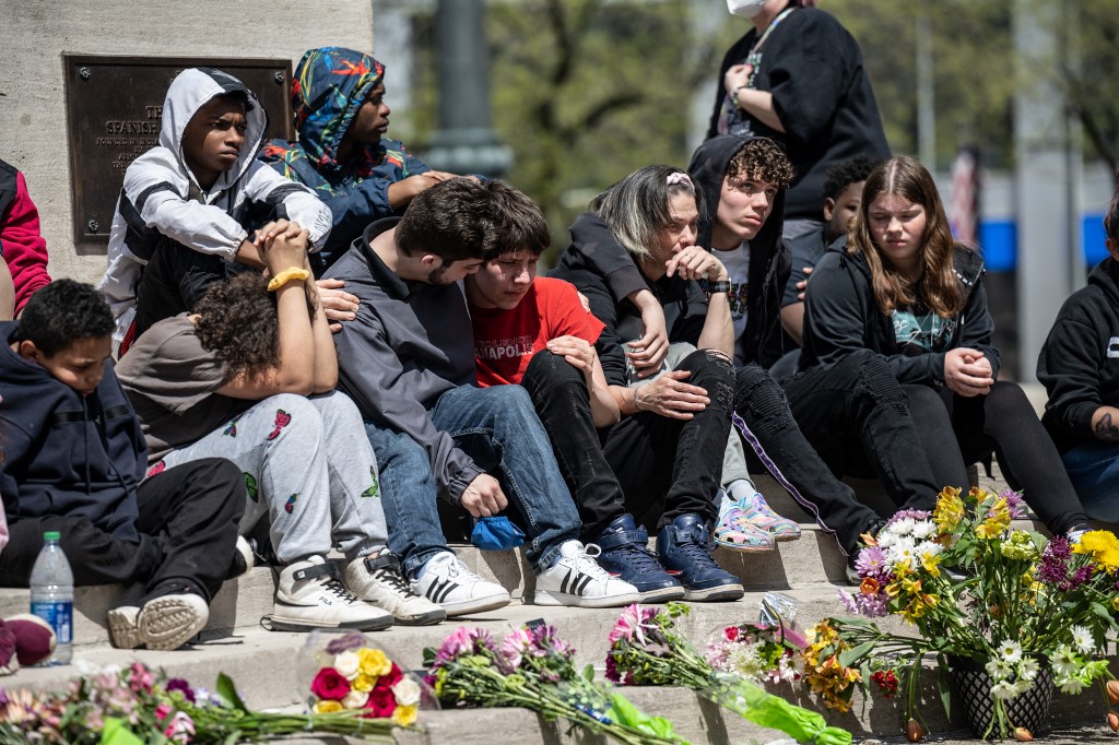 Familiares e manifestando prestam homenagens às vítimas de uma das últimas chacinas ocorridas nos EUA, nos arredores da FedEx