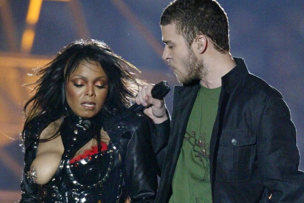 Janet Jackson com Justin Timberlake em show do Super Bowl, em 2004