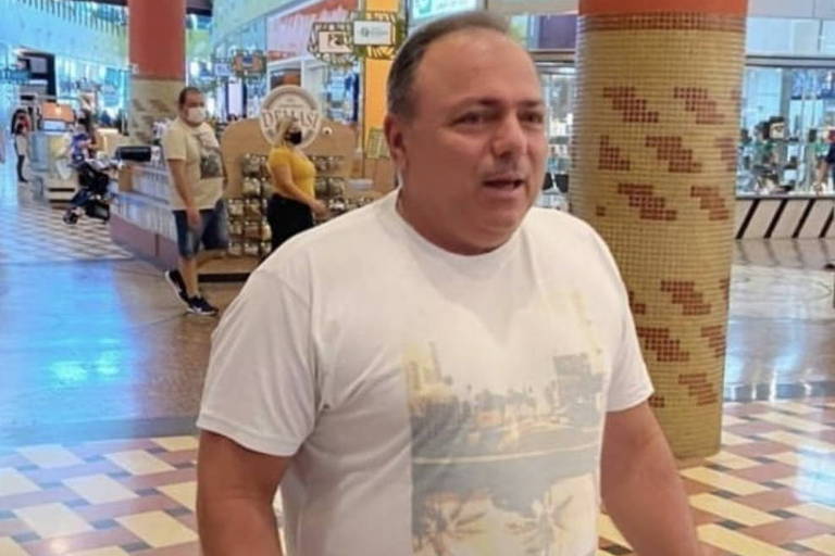 Ex-ministro da saúde, Eduardo Pazuello, sem máscara em shopping de Manaus