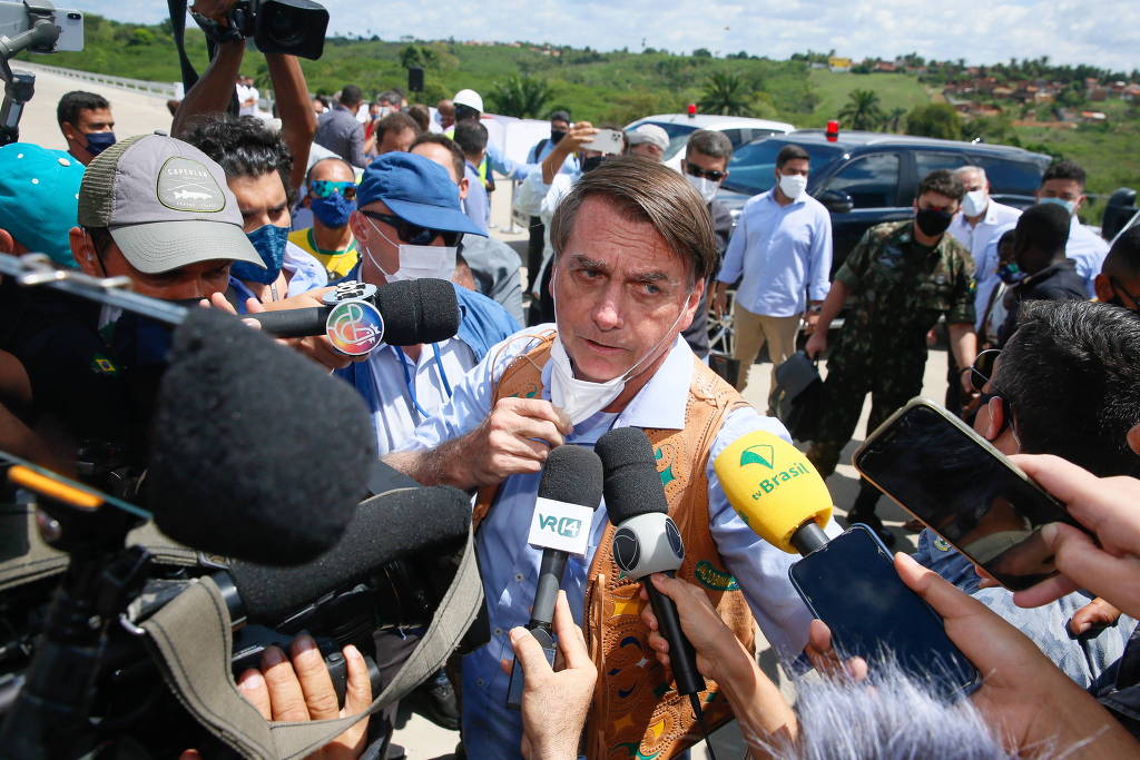 Bolsonaro fala com a imprensa no interior baiano