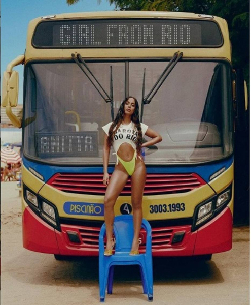 Anitta compartilhou detalhes da produção de sua estátua nas redes sociais