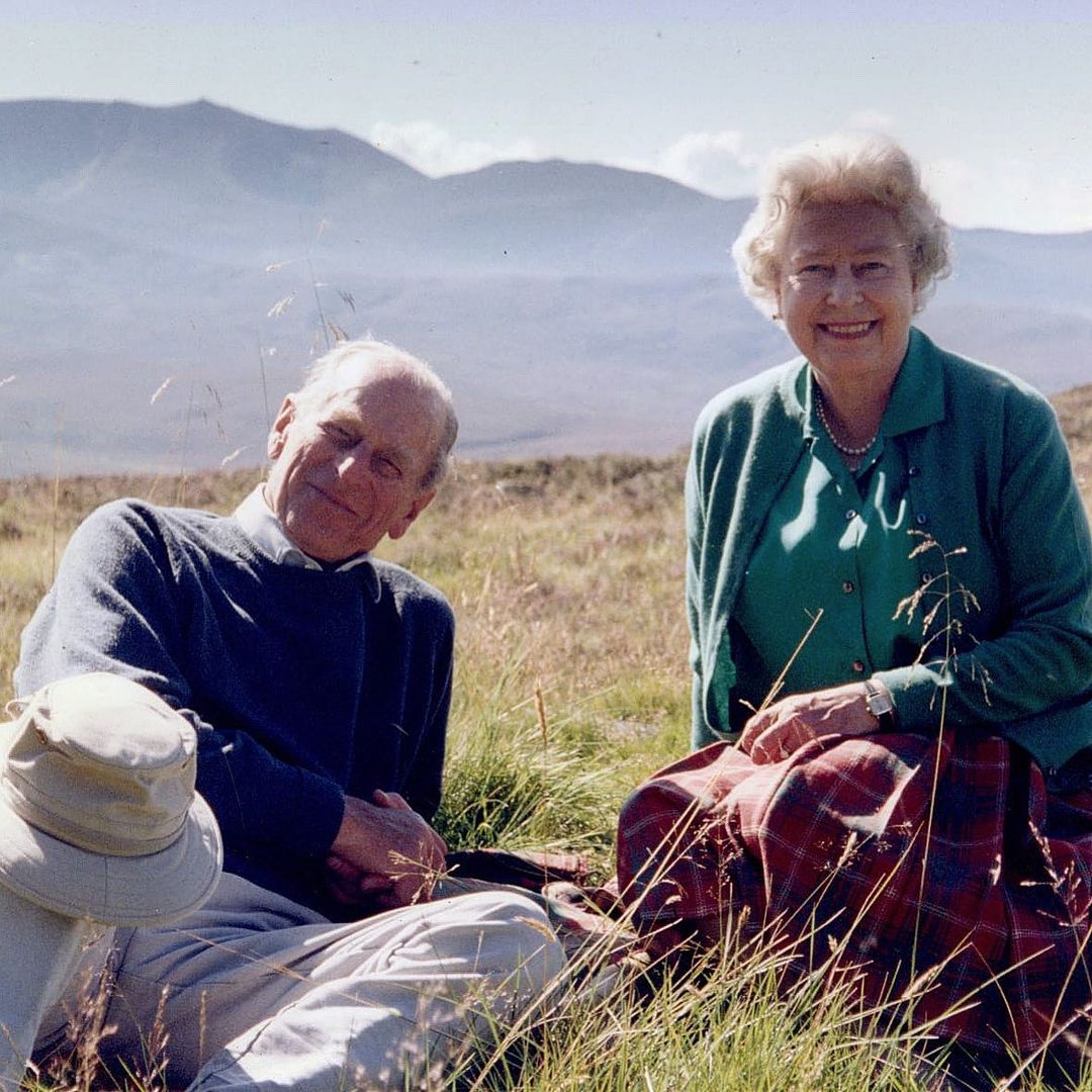 Na foto, de 2003, a rainha e Philip estão sorrindo e sentados no topo do Coyles of Muick, na Escócia