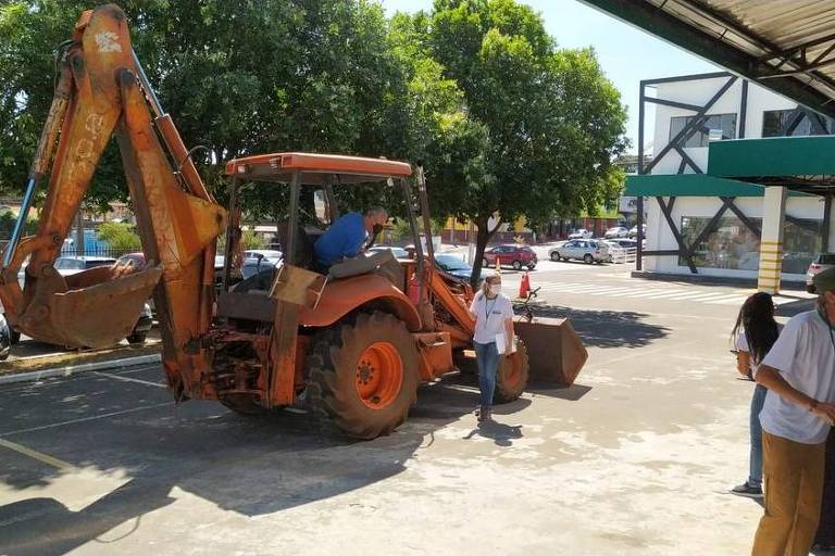 José de Almeida Filho 68, passou pelo posto drive-thru de vacinação em sua retroescavadeira, em Assis (SP)