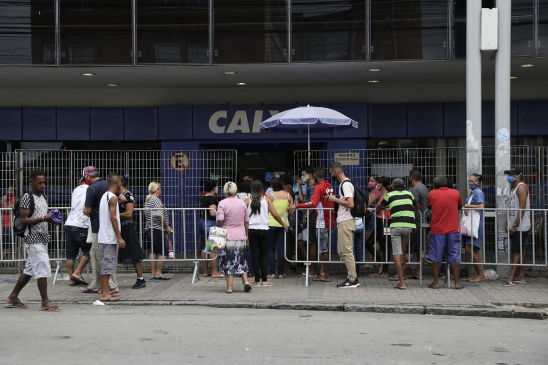 Movimentação no dia de retirada do auxílio emergencial na agência da Caixa Econômica de Casa Amarela.