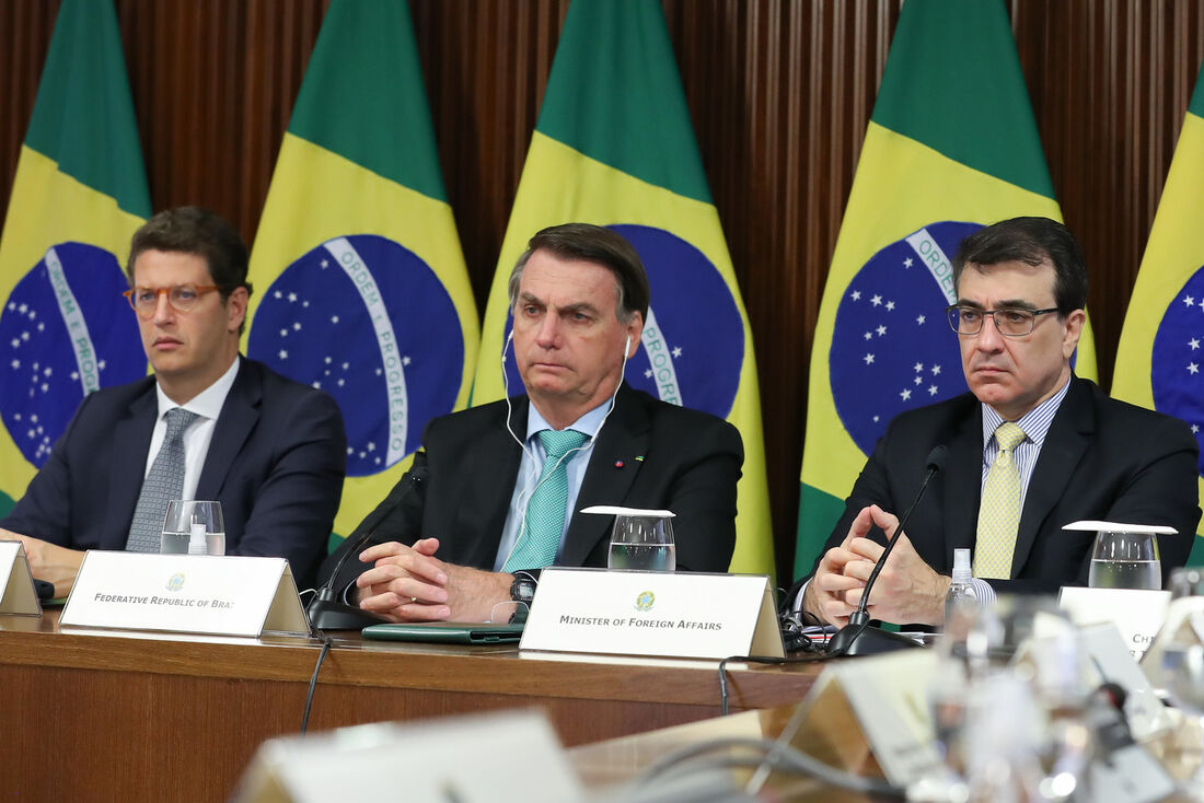 Presidente Bolsonaro ao lado dos ministros do Meio Ambiente e Relações Exteriores na Cúpula do Clima