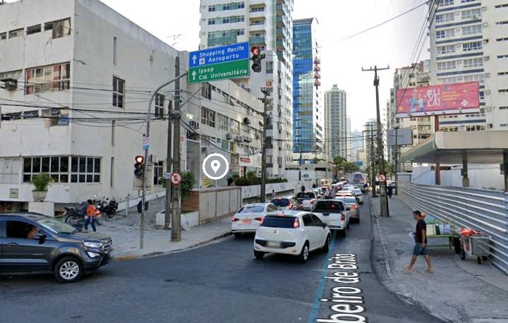 A obra acontece na esquina da Avenida Conselheiro Aguiar com a Rua Ribeiro de Brito