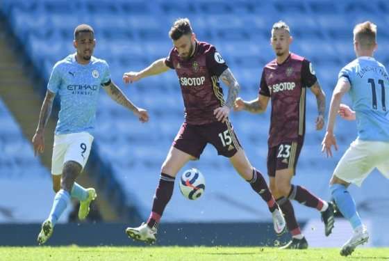 O Leeds United venceu o Manchester City por 2 a 1, pela 31ª rodada do Campeonato Inglês, na manhã deste sábado (10).