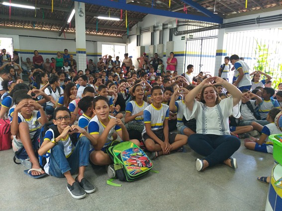 Bianca Simonetti e estudantes da Escola Municipal Engenho do Meio