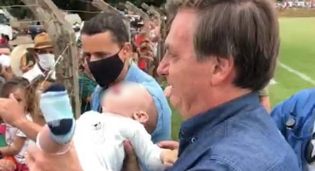 Jair Bolsonaro causa aglomeração em Goiás