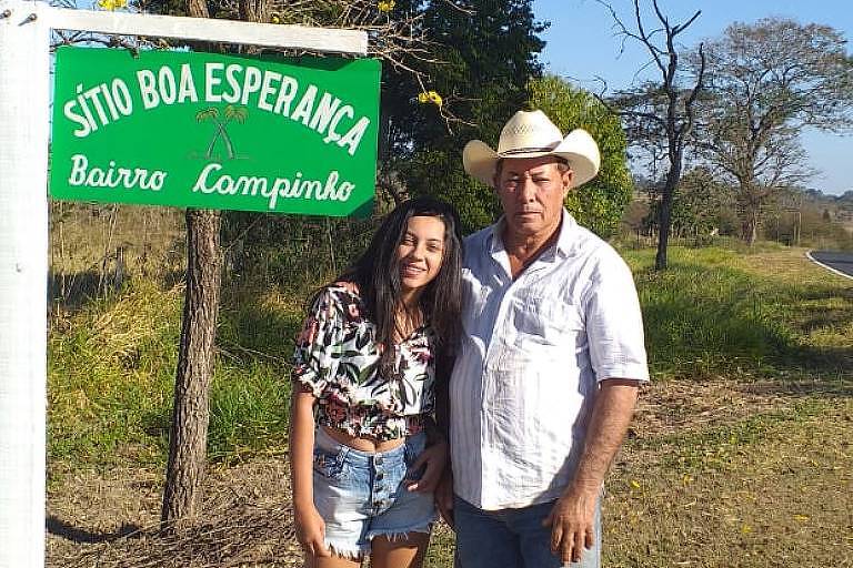 José Ferreira, 67, ao lado da neta em seu sítio