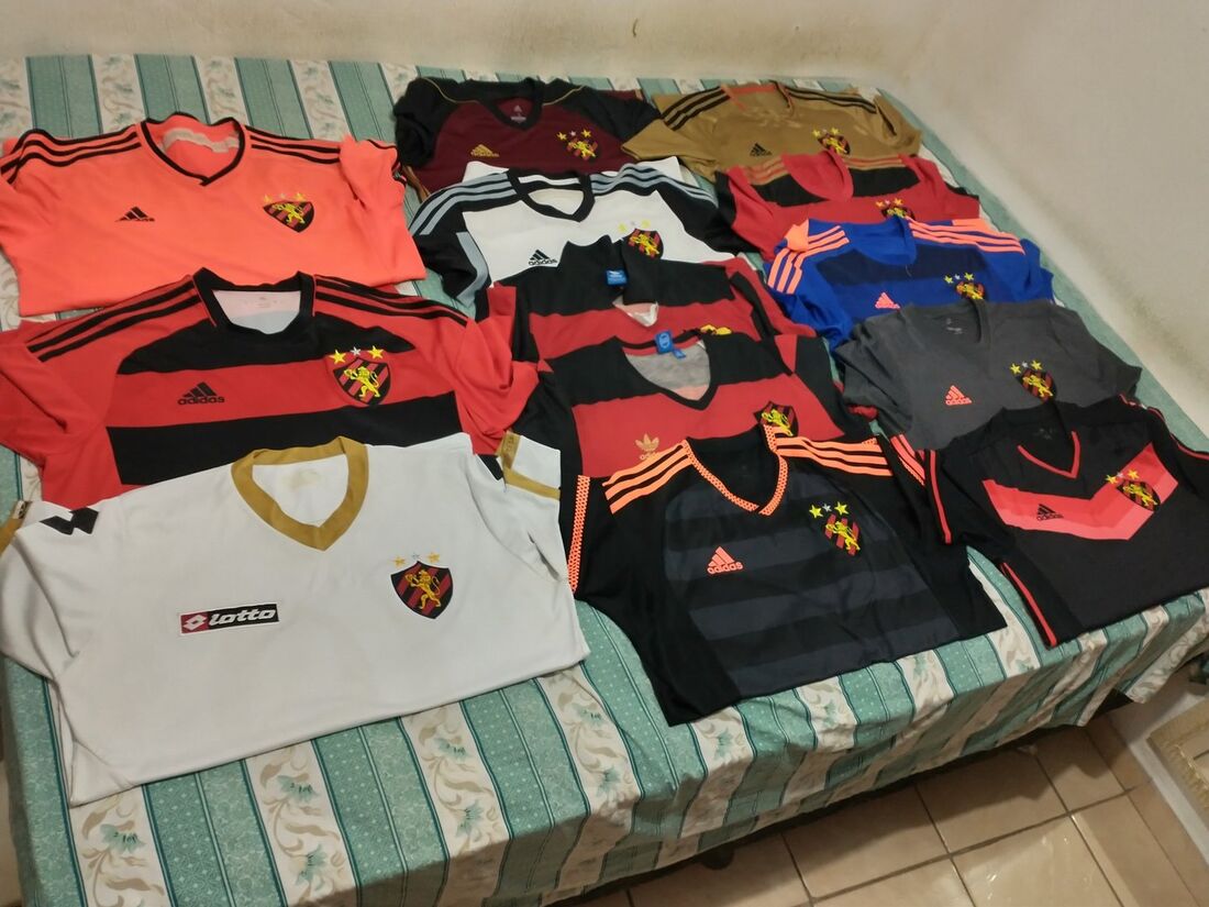 Parte da coleção de camisas de Bruno