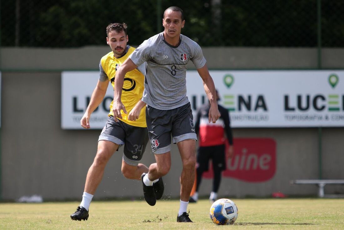 Derley, volante do Santa Cruz