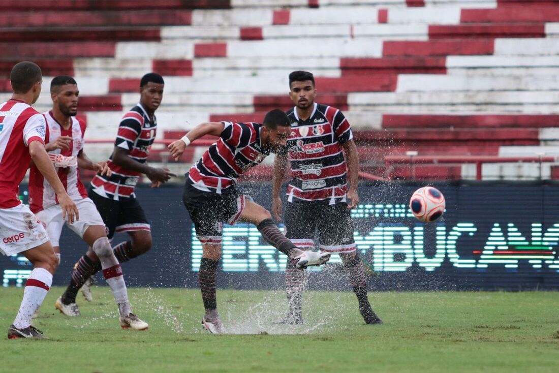 Náutico e Santa Cruz jogaram clássico em campo molhado