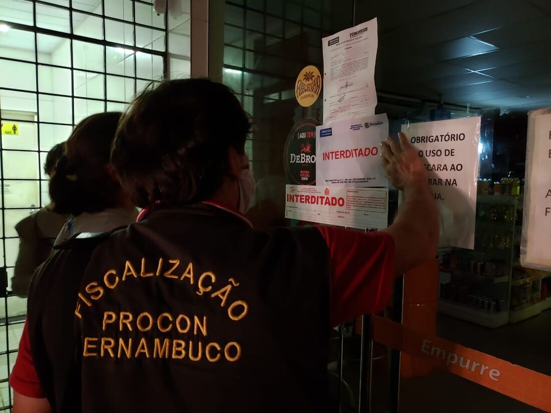 Agentes do Procon fecharam estabelecimento aberto após horário