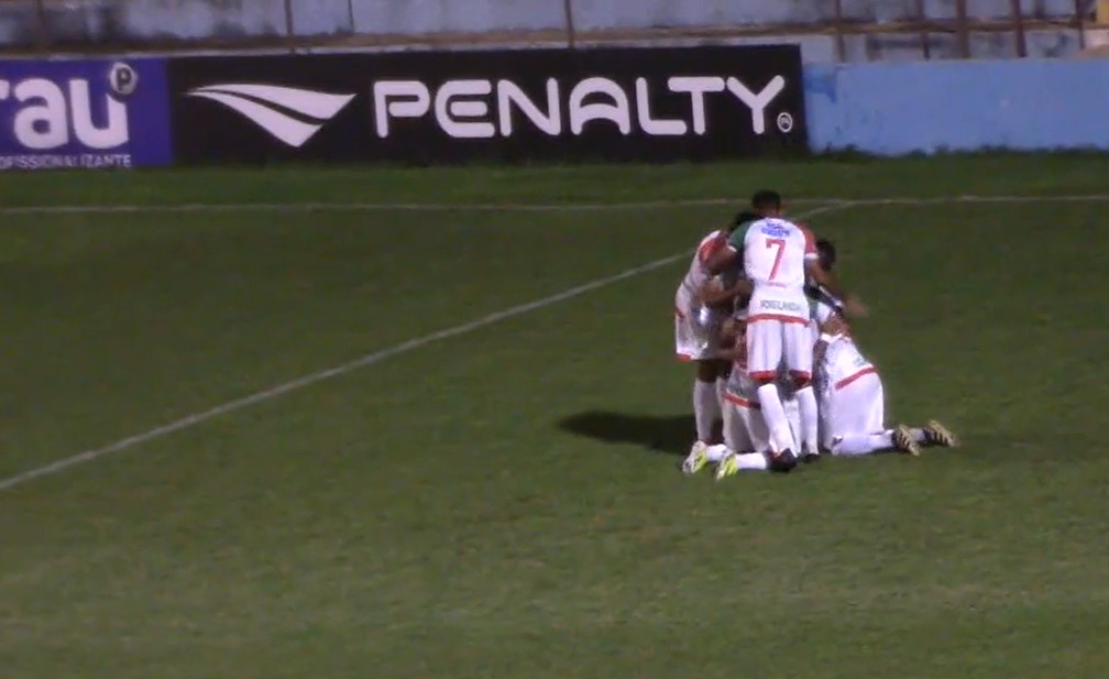 Jogadores do Salgueiro comemoram no Cornélio de Barros