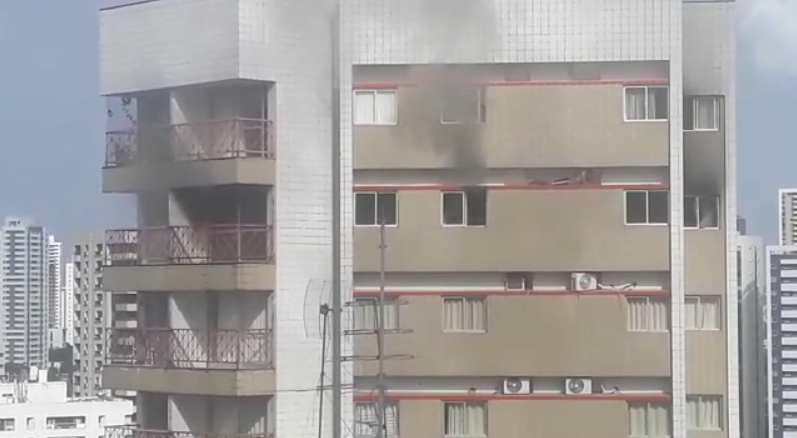 Homem conseguiu se proteger das chamas na parte externa do edifício.