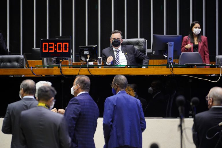 O senador Rodrigo Pacheco preside sessão do Congresso Nacional