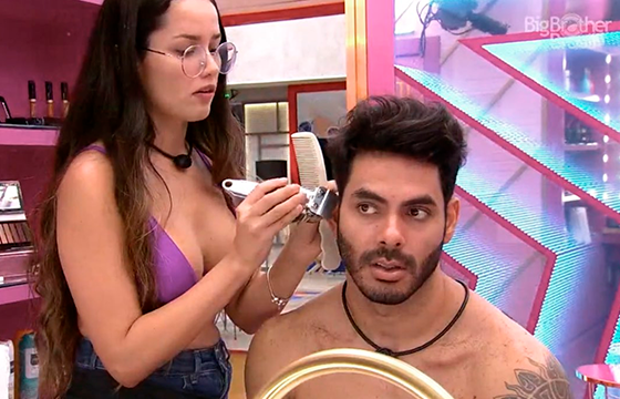 Juliette corta cabelo de Rodolffo no BBB 21