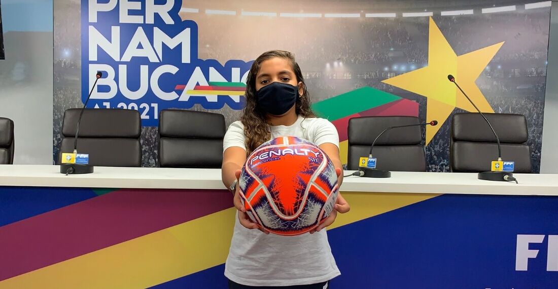 Atleta do Agrestina Futebol Clube, Larigol recebeu um minitroféu do Campeonato Pernambucano Feminino e uma bola oficial da competição