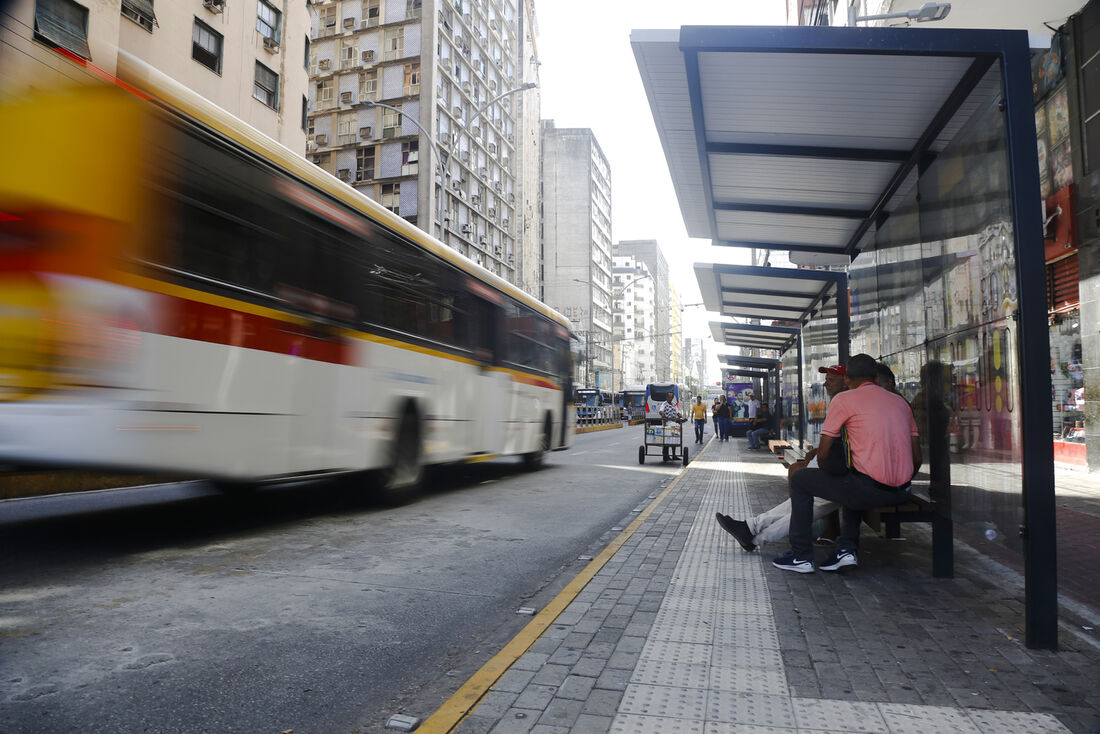 Movimentação de ônibus na avenida Conde da Boa Vista