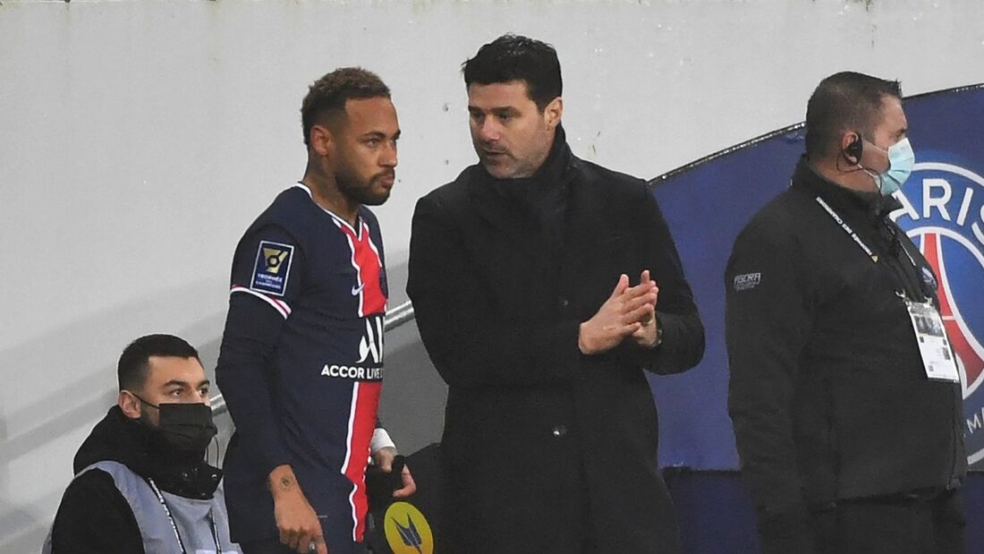 Pochettino orienta Neymar durante jogo do PSG