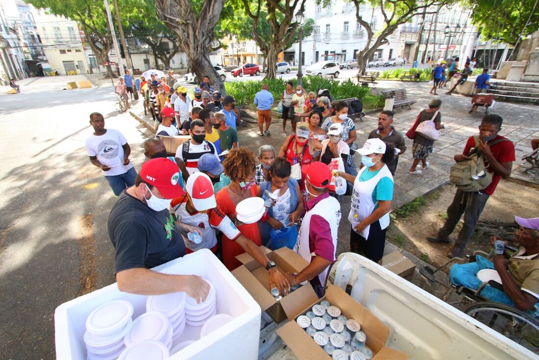 Operação Pernambuco pela Prevenção entrega quentinhas nas ruas do Recife