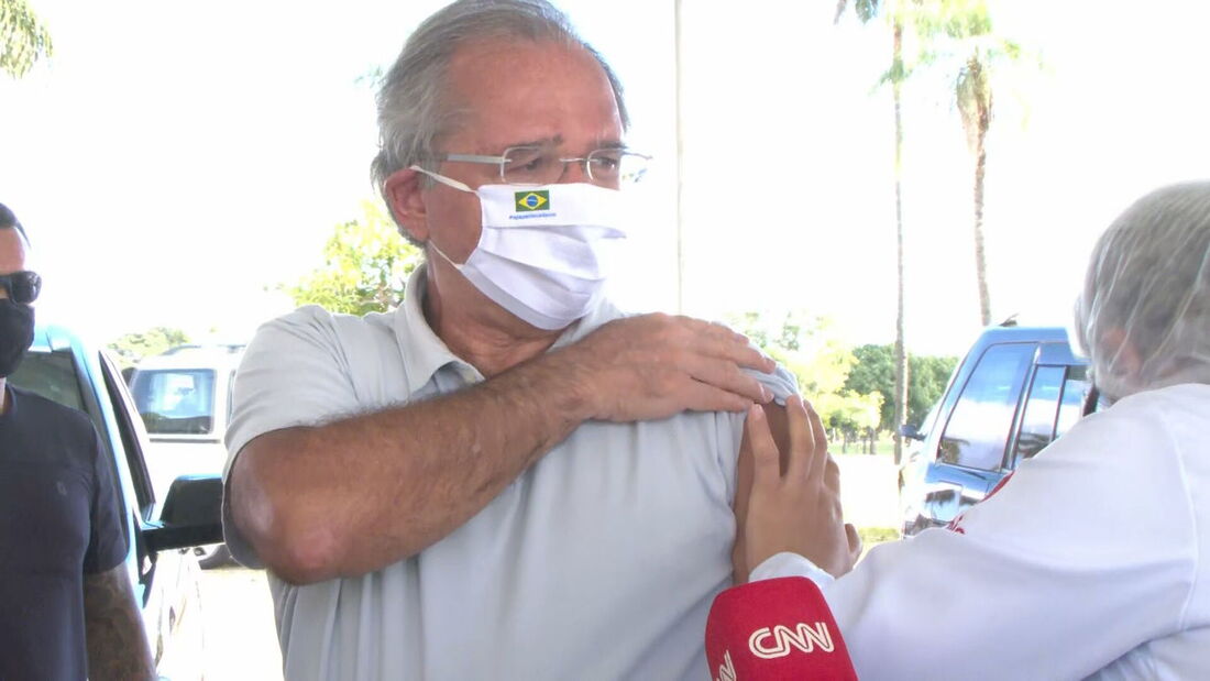 Ministro Paulo Guedes sendo vacinado contra a Covid-19